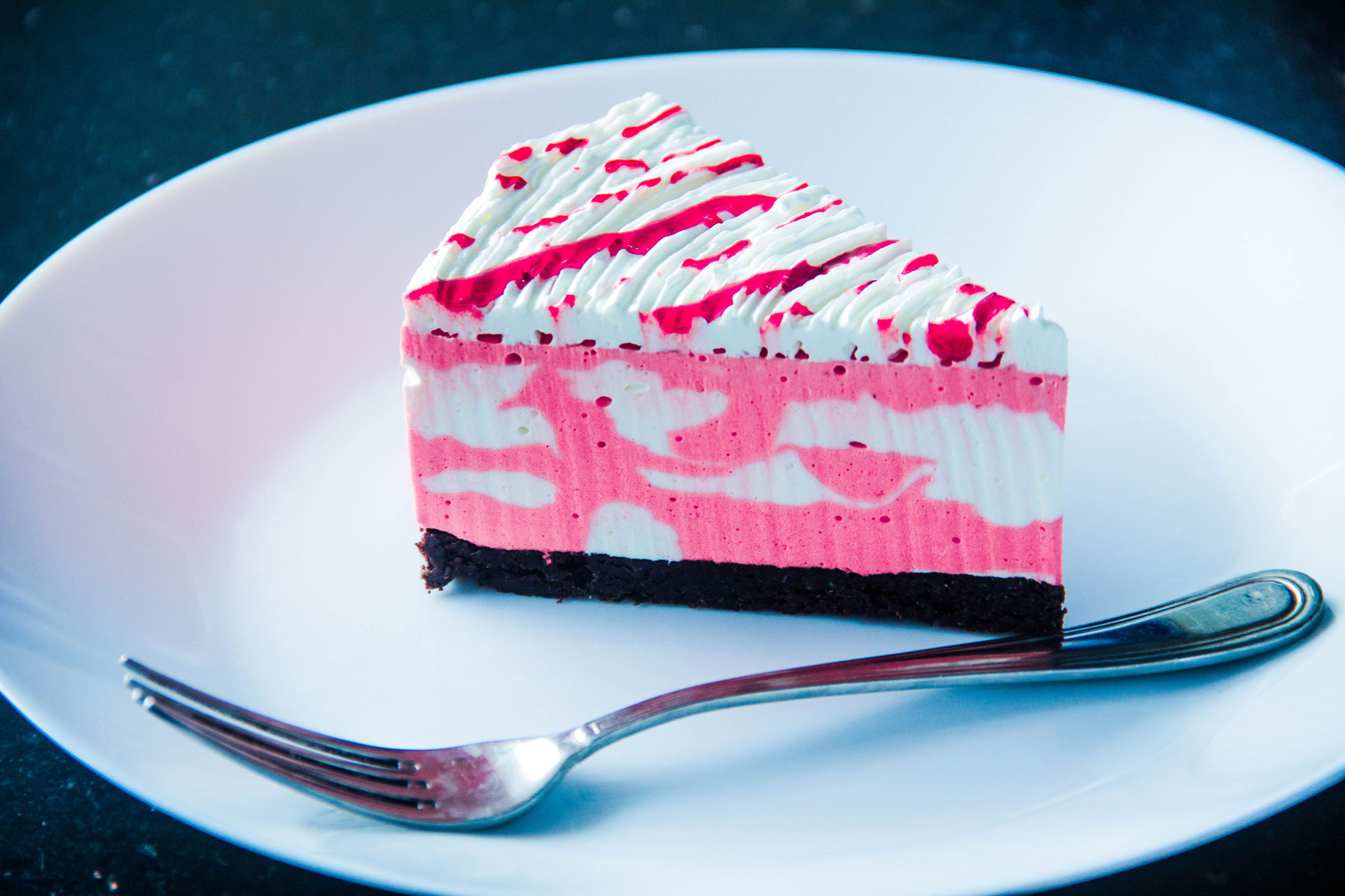 ピンク色のチーズケーキの写真