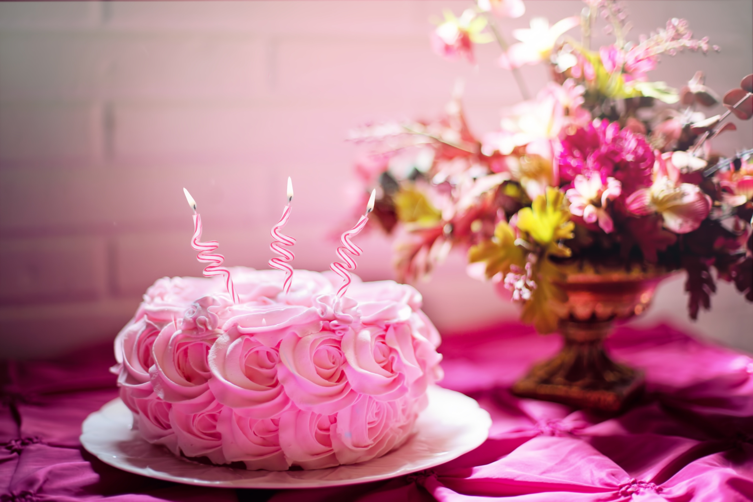 ピンク色のケーキの写真