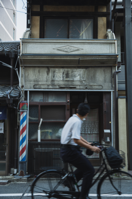 自転車に乗っている人