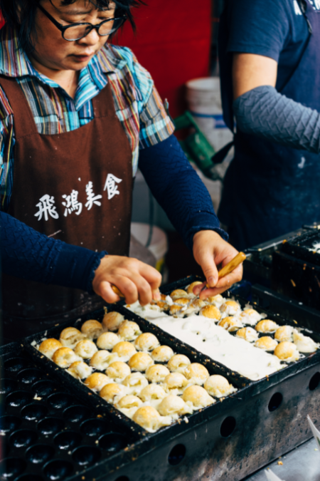 たこ焼きを焼いている人